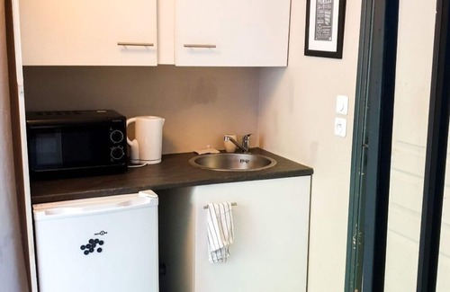 Breux-Jouy Bed & Breakfast | Separate bedroom with kitchenette