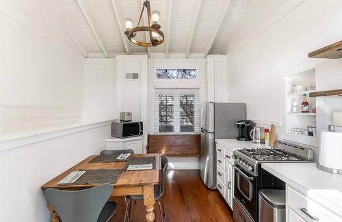 Audubon House | Separate-Entrance Exclusive Use Guest Suite-steps to Magazine St. & St. Charles