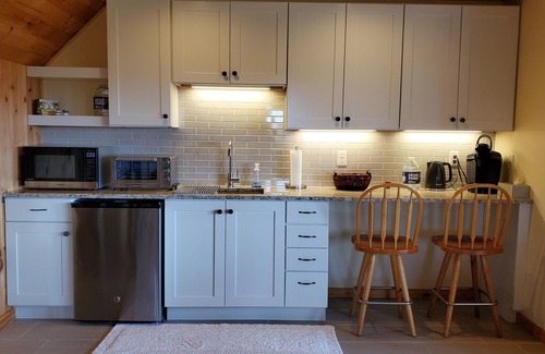 South Russell Apartment | Separate guest studio apartment 2.5 miles from downtown Chagrin Falls