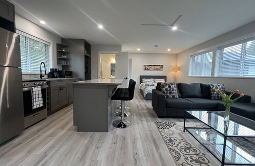 Gibsons Apartment | Separate Sunny Studio close to the Beach!
