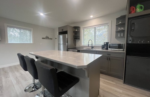 Gibsons Apartment | Separate Sunny Studio close to the Beach!