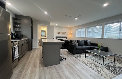 Gibsons Apartment | Separate Sunny Studio close to the Beach!
