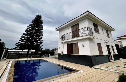 Yenisehir Apartment | Separate Villa with Pool and Garden in Bellapais