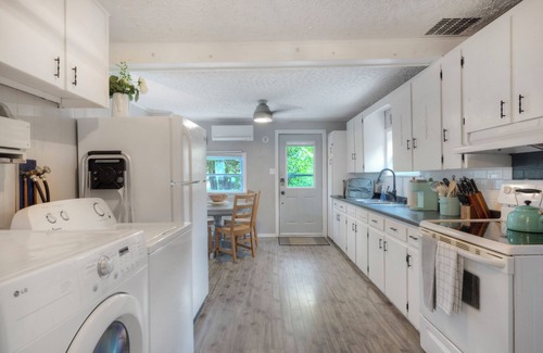 Queens House | Sept Availability! Steps to Medway River