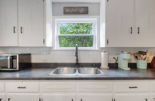 Queens House | Sept Availability! Steps to Medway River