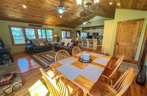 Fleetwood Cabin | September Nights-Soak in Your Private HotTub Under the Stars @WhisperingPines