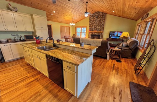 Fleetwood Cabin | September Nights-Soak in Your Private HotTub Under the Stars @WhisperingPines