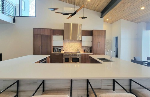 Highland Meadows Condo | Sequoia ~ 5BR Residence~ w/ Grand Hyatt Access