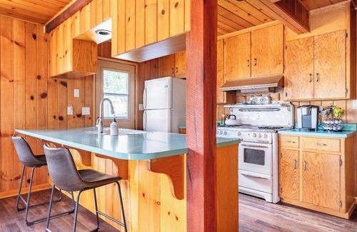 Camp Nelson Cabin | Sequoia Retreat: Spacious Cabin/Hot Tub/Sun Deck