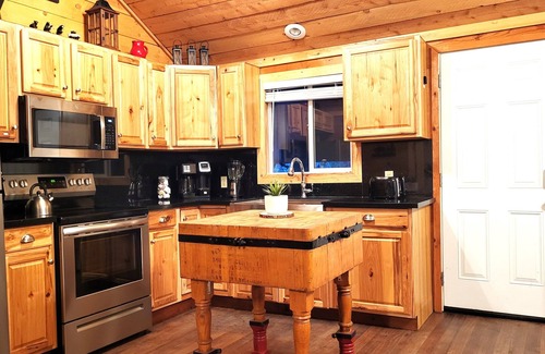 Wilsonia Cabin | Sequoia Splendor - Historic Charm meets Modern Renovation inside Kings Canyon NP