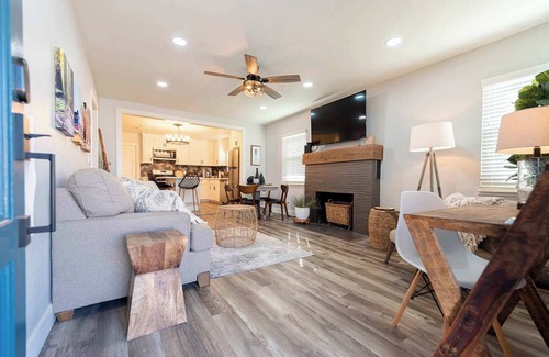 Exeter House | Sequoia Sunrise: DT duplex w/firepit&patio