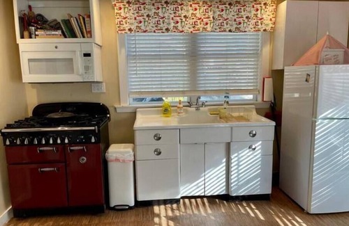 California Hot Springs Cottage | Sequoias Creekside/Vintage Yellow Cottage