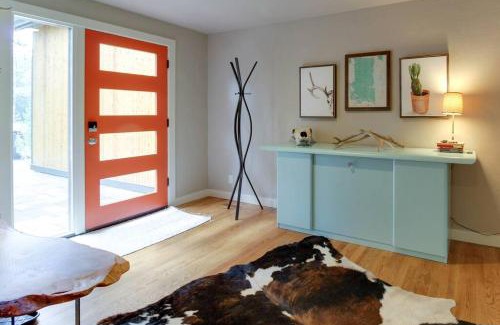 Bend House | Serendipitous-AC, Hot Tub, Big Fenced Yard, 2 Master Suites,