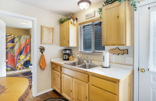 Clinton House | Serendipity Cabin - Quaint Log Cabin on Rock Creek