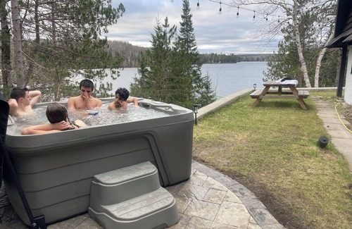 Hastings Highlands Cottage | Serendipity Lodge - 4 bed, lakefront, near Algonquin. Hot Tub and Sauna!