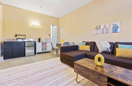 East Grove Apartment | Serene 1BR Suite 30+ Days Nurse Corporate King Bed
