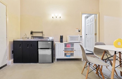 East Grove Apartment | Serene 1BR Suite 30+ Days Nurse Corporate King Bed