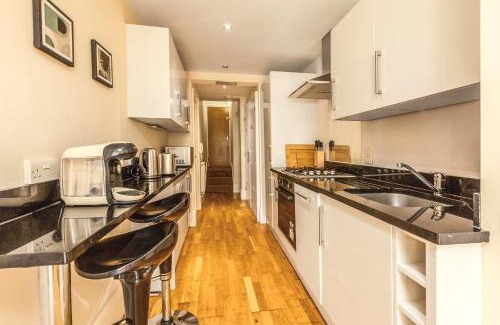 Wimbledon Park Apartment | Serene 1BR Wimbledon Apt with Private Garden & Parking