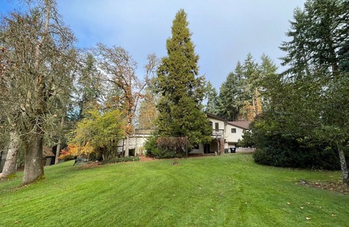 The Wedge House | Serene 2-bedroom house in Woodinville with WiFi access