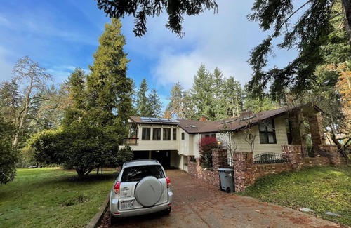 The Wedge House | Serene 2-bedroom house in Woodinville with WiFi access
