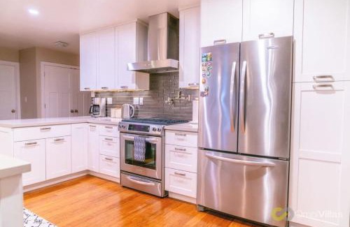 Northwood House | Serene 2BR Retreat Great Views Private Hot Tub