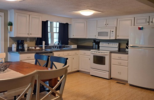 Whiteville Apartment | Serene 3-bed, 3-bath apartment with AC in charming Whiteville