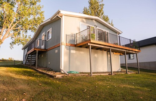 Aberdeen House | Serene 3-Bedroom Getaway with Stunning Lake Views