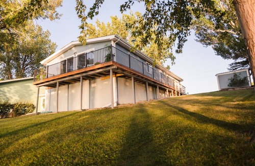 Aberdeen House | Serene 3-Bedroom Getaway with Stunning Lake Views