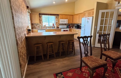 Redmond House | Serene 3-bedroom house with AC in Redmond