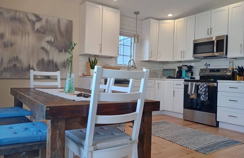 White Marsh House | Serene 3-bedroom waterfront newly renovated house, AC, Fast WiFi, Patio