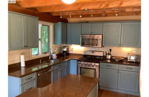 Woodstock House | Serene 4-acre estate on private lake with hot tub