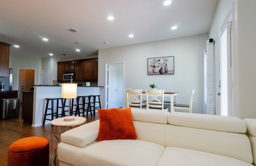 McKinney House | Serene 4-bedroom house with BBQ, 5-TVs in McKinney facing Park & Pond sleep 12