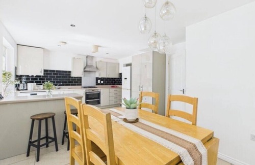 Norwich House | Serene 4-Bedroom Retreat in Quiet Cul-de-Sac – Perfect for Families & Groups!