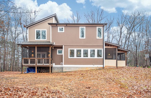 Burlington House | Serene 4br Country Retreat Awaits - Near Greensboro and Elon University!