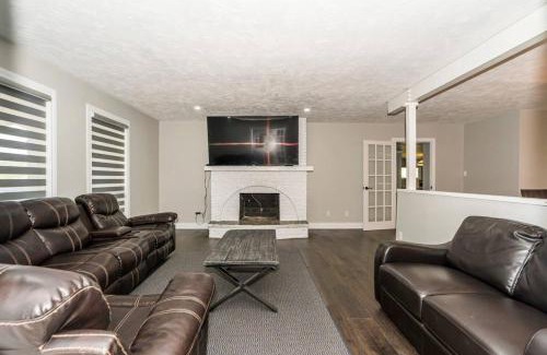 Georgina House | Serene 4BR house with Hot tub, Lake, Billiards and BBQ