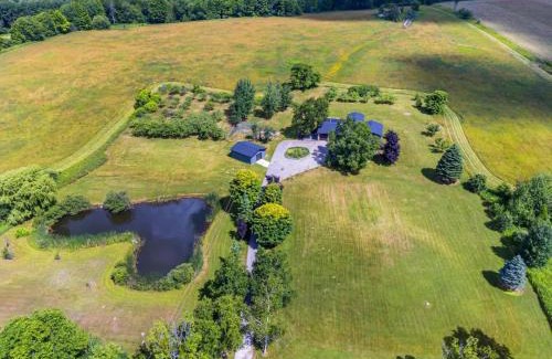 Georgina House | Serene 4BR house with Hot tub, Lake, Billiards and BBQ