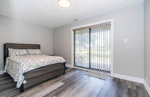 Georgina House | Serene 4BR house with Hot tub, Lake, Billiards and BBQ