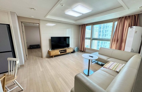 Songdo Apartment | Serene 5-bedroom apartment with AC in Incheon