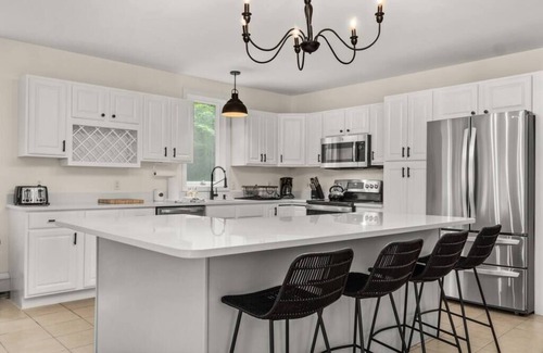 Newbury House | Serene 5-BR Near Pond, 15-min to Mt. Sunapee