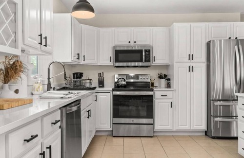 Newbury House | Serene 5-BR Near Pond, 15-min to Mt. Sunapee