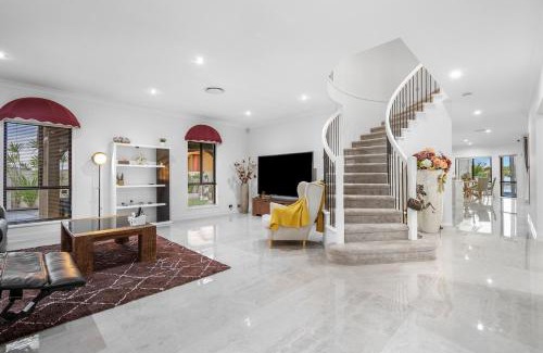 Gold Coast House | Serene 5BR Waterfront Escape - Prestige