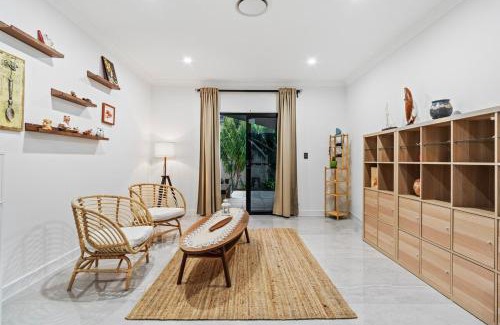 Gold Coast House | Serene 5BR Waterfront Escape - Prestige