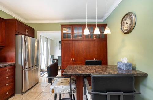 Brampton House | Serene 5BRM home. Pool and all-year hot tub. 17 minutes from YYZ.