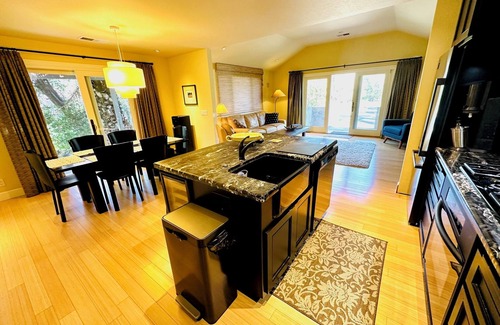 Calistoga House | Serene and Cozy 2-Bedroom House in Calistoga with Covered Patio