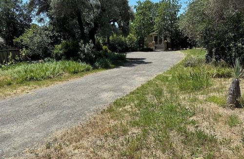 Calistoga House | Serene and Cozy 2-Bedroom House in Calistoga with Covered Patio