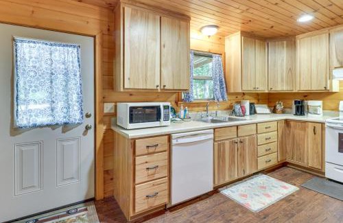 Fort Payne House | Serene and Secluded Alabama Cabin with Covered Deck!