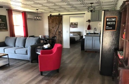 Clinton Apartment | Serene apartment, conveniently located in the country