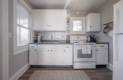 South Seminole Heights House | Serene Beachy Bungalow with Large Screened Porch!