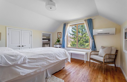 Kerhonkson Ski Chalet | Serene & Bright: Minnewaska Mtn Views ~ Deck ~BBQ