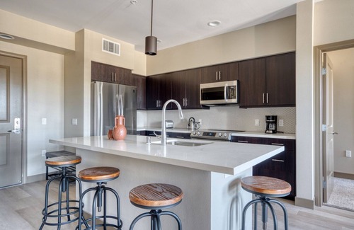 Burlingame Apartment | Serene Burlingame 2BR w/Roof, Gym & W/D, nr Caltrain, by Blueground